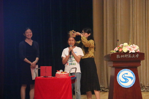 老师为同学带上生日帽