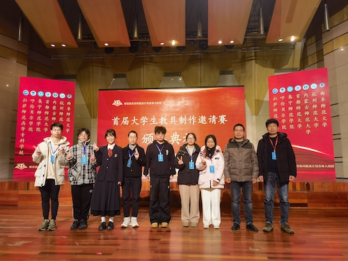 图一 赛事获奖同学与 黑料网
评委合影