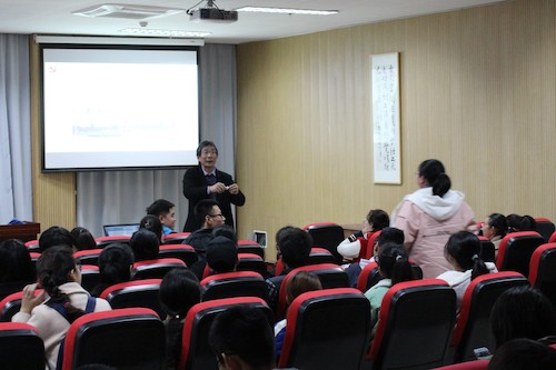 十九大精神与大学生成才成长讲座-冯群老师演讲 有奖竞猜 学生回答问题得巧克力